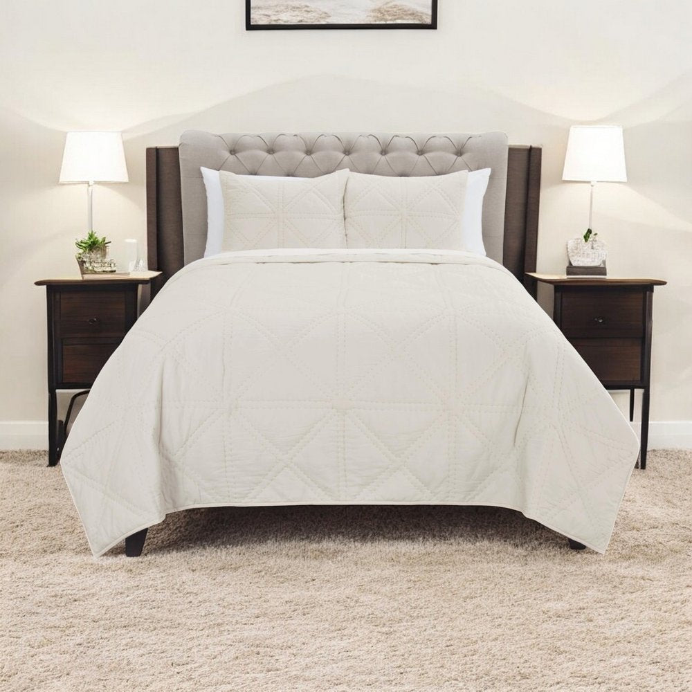 Set of Three Ivory Geometric Queen Quilt close-up detail