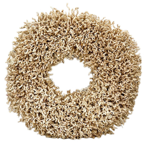A round wreath made of dried maize stalks in a natural beige color against a white background.