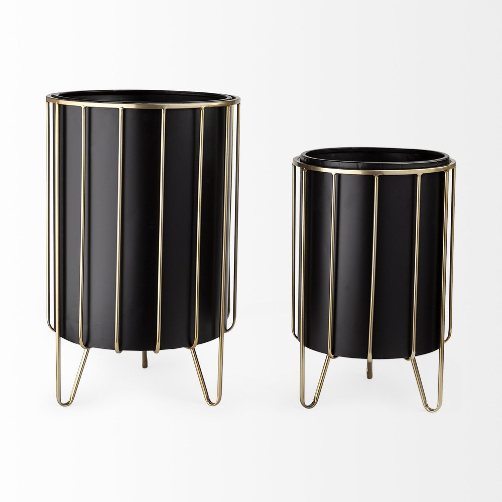 Set of Two Black Metal 20 Ounce Round Pot Planters on a white background