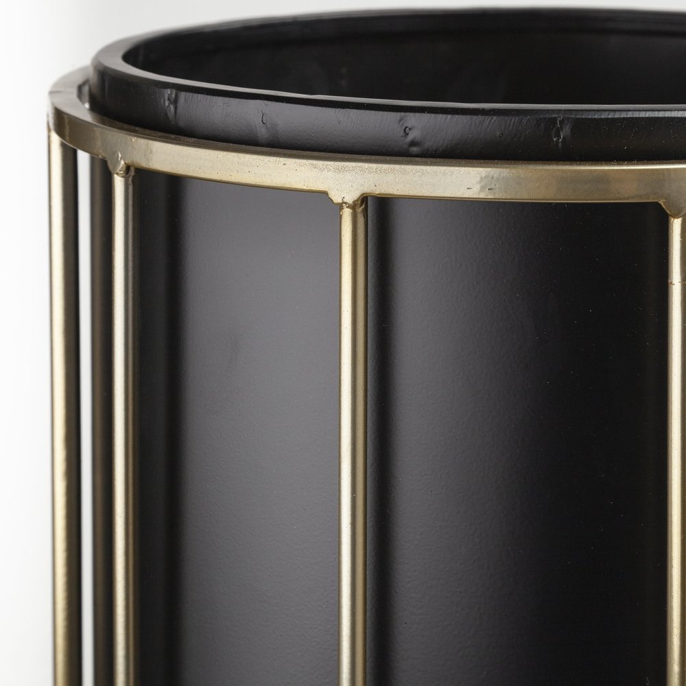 Set of Two Black Metal 20 Ounce Round Pot Planters close-up detail