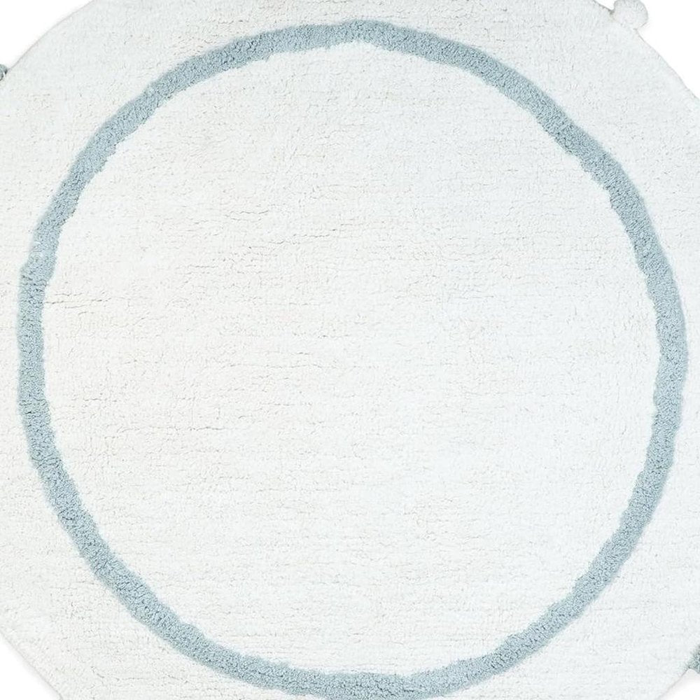 32" Baby Blue And White Cotton Round Geometric Bath Rug. Bath rug isolated on a plain white background, finished in white cotton.
